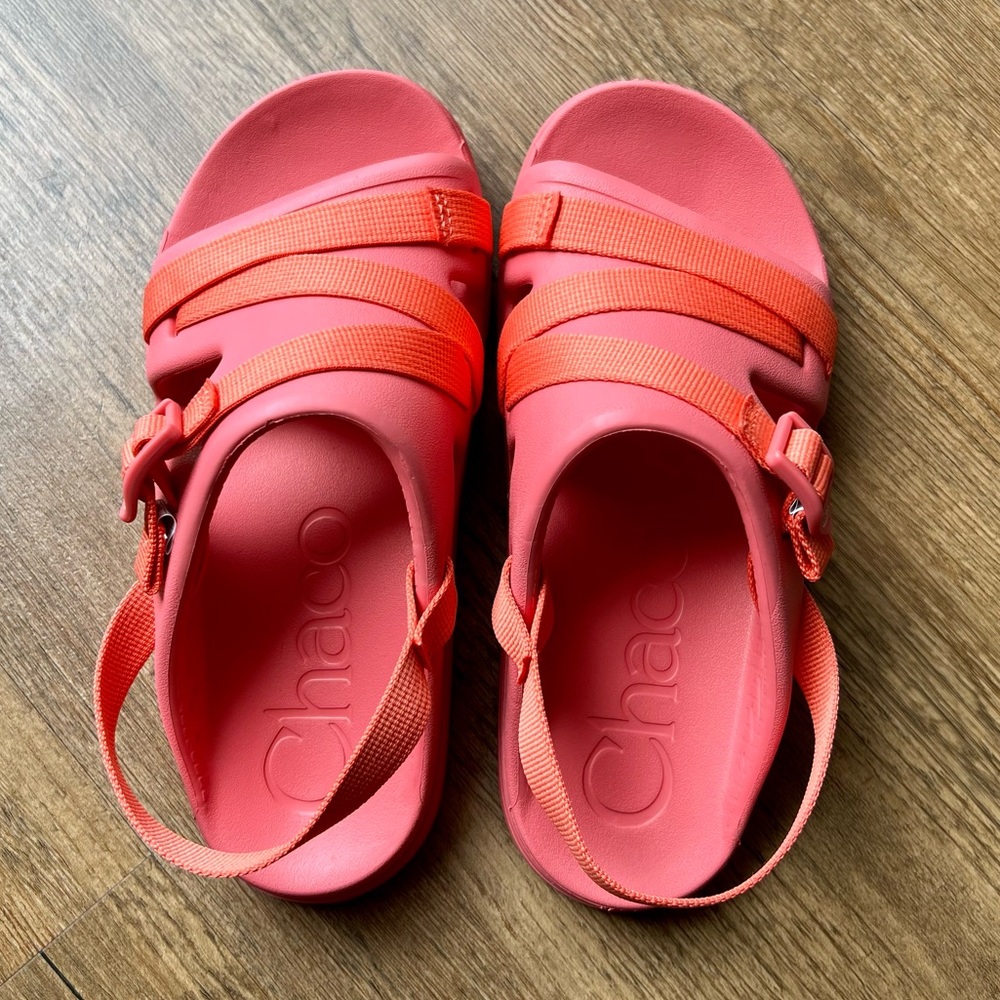 New, never worn Chaco Kid’s Chillos Sport Rose Sandals. Size 5